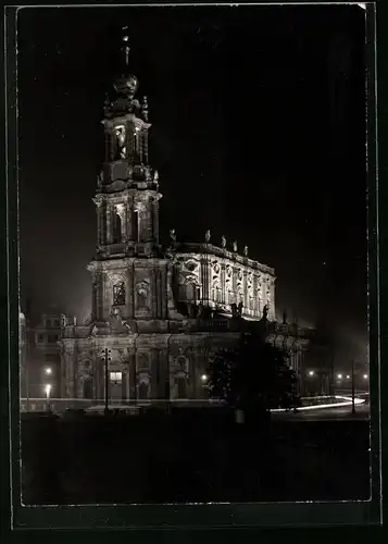 Fotografie Brück & Sohn Meissen, Ansicht Dresden, Blick auf die Hofkirche bei Nacht