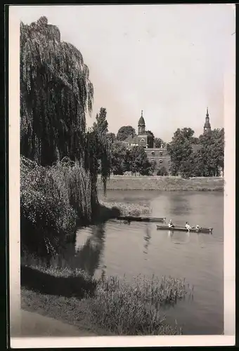 Fotografie Brück & Sohn Meissen, Ansicht Grossenhain i. Sa., Partie an den Seeanlagen mit Blick zur Stadt