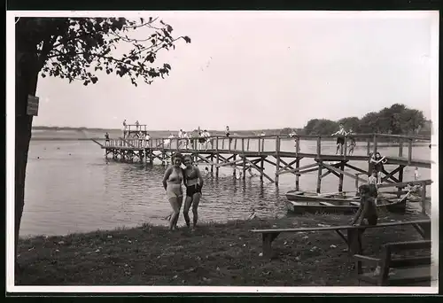 Fotografie Brück & Sohn Meissen, Ansicht Wermsdorf, zwei junge Frauen posieren in Bademode am Bad Horstsee