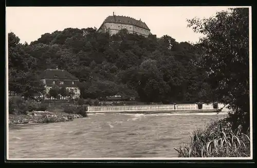 Fotografie Brück & Sohn Meissen, Ansicht Frankenberg i. Sa., Blick vom Wehr auf das Schloss Sachsenburg