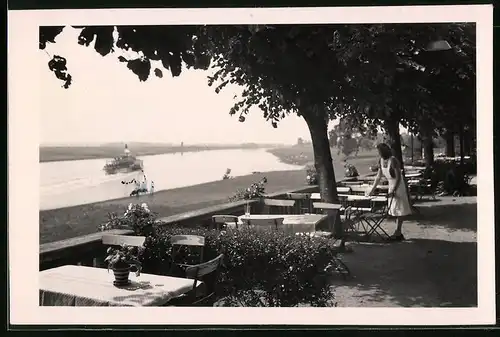 Fotografie Brück & Sohn Meissen, Ansicht Nünchritz / Elbe, Kellnerin im Elbgasthof säubert die Tische