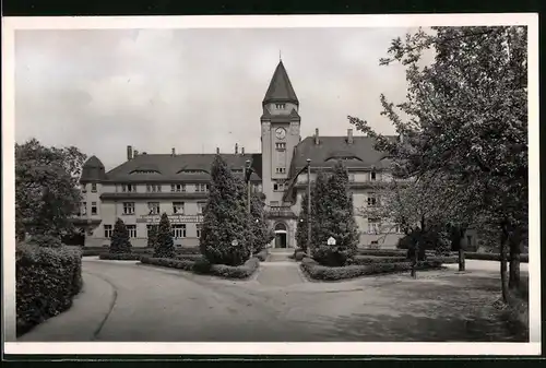 Fotografie Brück & Sohn Meissen, Ansicht Arnsdorf, Verwaltungsgebäude der Krankenanstalten mit DDR Propagand Spruch