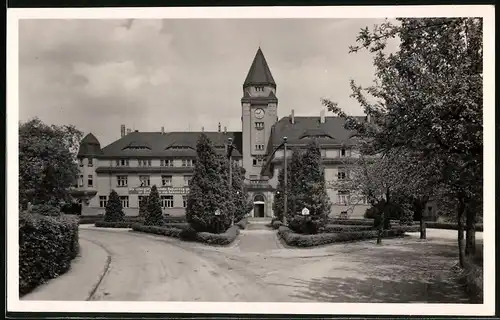 Fotografie Brück & Sohn Meissen, Ansicht Arnsdorf, Blick auf das Verwaltungsgebäude der Krankenanstalten, DDR Propaganda