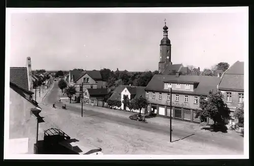 Fotografie Brück & Sohn Meissen, Ansicht Lauchhammer, Hauptstrasse mit Geschäft Schmähl und Kirche