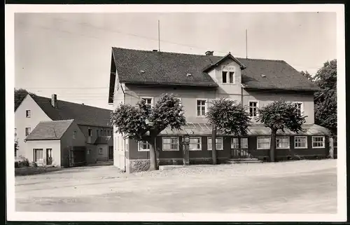 Fotografie Brück & Sohn Meissen, Ansicht Moritzburg-Auer, Strassenpartie am Gasthaus Auer