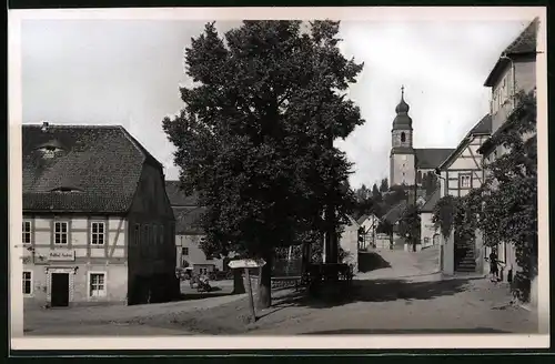 Fotografie Brück & Sohn Meissen, Ansicht Leuben b. Lommatzsch, Blick in die Dorfstrasse mit Gasthof Leuben und Kirche