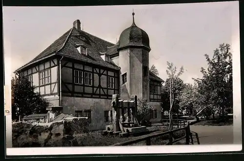 Fotografie Brück & Sohn Meissen, Ansicht Radebeul, Partie am Schloss Hoflössnitz mit alter Weinpresse