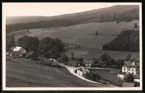 Fotografie Brück & Sohn Meissen, Ansicht Wildenthal i. Erzg., Blick auf den Ort mit Hotel zur Post