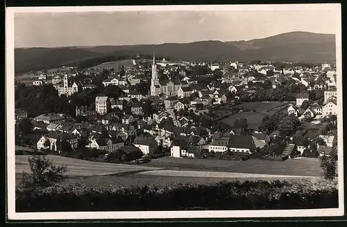 Fotografie Brück & Sohn Meissen, Ansicht Eibenstock i.Erzg., Blick auf die Stadt mit Kirche