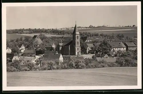 Fotografie Brück & Sohn Meissen, Ansicht Zschochau, Blick auf den Ort mit Kirche