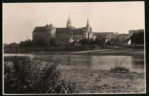 Fotografie Brück & Sohn Meissen, Ansicht Torgau, Schloss Hartenfels mit Flusspartie