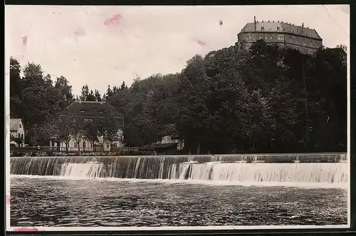 Fotografie Brück & Sohn Meissen, Ansicht Frankenberg, Schloss Sachsenburg vom Wehr aus gesehen