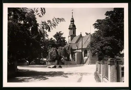 Fotografie Brück & Sohn Meissen, Ansicht Glaubitz bei Riesa, Kirche mit Vorplatz