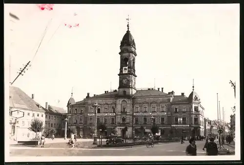 Fotografie Brück & Sohn Meissen, Ansicht Grossenhain, Rathaus mit DDR-Propaganda Friedliebende Sowjetunion