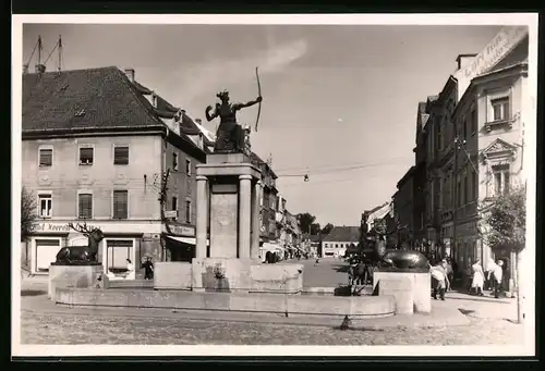 Fotografie Brück & Sohn Meissen, Ansicht Grossenhain, Markt mit Dianabrunnen und Ladengeschäften