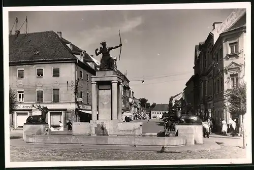 Fotografie Brück & Sohn Meissen, Ansicht Grossenhain, Dianabrunnen am Markt, Strasse mit Ladengeschäften
