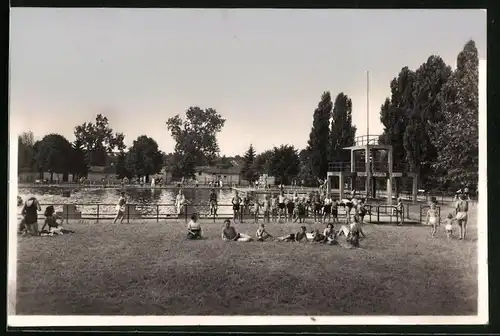 Fotografie Brück & Sohn Meissen, Ansicht Meissen, Stadtbad Bohnitzsch, Badegäste vor Sprungturm am Schwimmerbecken