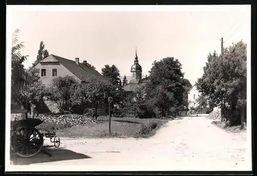 Fotografie Brück & Sohn Meissen, Ansicht Lampertswalde, Strassenansicht mit Blick zur Kirche
