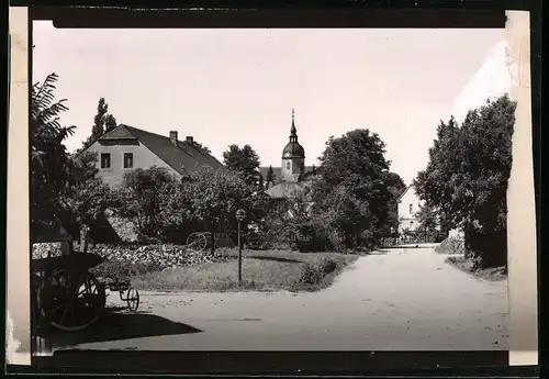 Fotografie Brück & Sohn Meissen, Ansicht Lampertswalde, Strassenansicht mit Blick zum Kirchturm