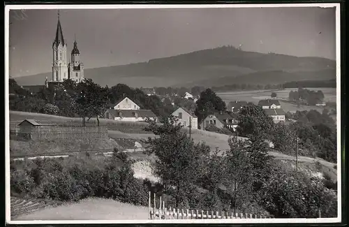 Fotografie Brück & Sohn Meissen, Ansicht Eibenstock, Ortsansicht mit Kirche & Auersberg