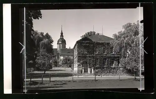 Fotografie Brück & Sohn Meissen, Ansicht Lampertswalde, Schule, Schulhaus & Kirche