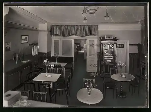 Fotografie Brück & Sohn Meissen, Ansicht Meissen, Cafe Helmert, Innenansicht mit Schrank-Polyphon