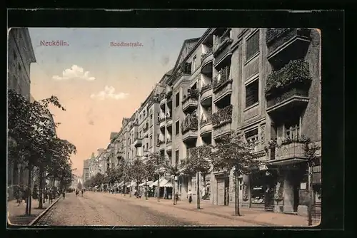 AK Berlin-Neukölln, Passanten in der Boddinstrasse