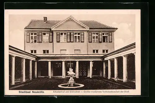 AK Berlin-Neukölln, Stadtbad mit Arkadenhof und Bibliothek
