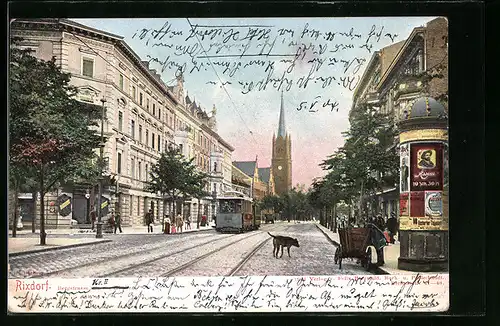 AK Rixdorf, Partie in der Bergstrasse mit Blick auf Kirche, Litfasssäule und Strassenbahn