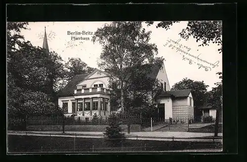 AK Berlin-Britz, Pfarrhaus mit Strasse und Blick auf Kirchturmspitze