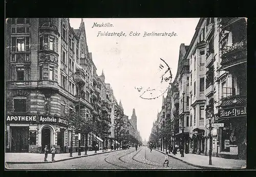 AK Berlin-Neukölln, Fuldastrasse Ecke Berlinerstrasse mit Gasthaus Bier-Quelle und Apotheke