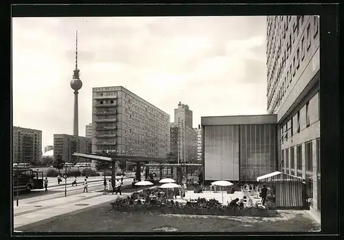AK Berlin, Am Interhotel Berolina mit Blick auf Karl-Marx-Allee