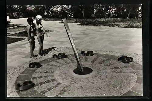 AK Heringsdorf /Kr. Wolgast, Sonnenuhr u. zwei Frauen im Bikini