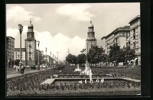 AK Berlin, Frankfurter Allee mit Brunnen und Radfahrer