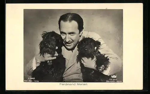 AK Schauspieler Ferdinand Marian mit zwei schwarzen Hunden