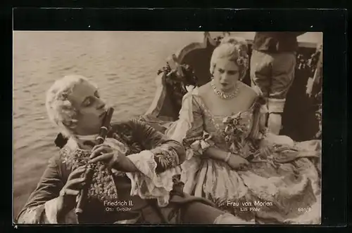 AK Schauspieler Otto Gebühr und Lilli Flohr auf einem Boot