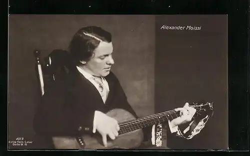 AK Schauspieler Alexander Moissi spielt eine Gitarre