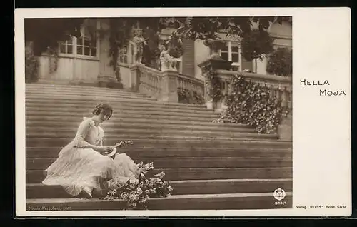 AK Schauspielerin Hella Moja sitzt im weissen Kleid auf einer Treppe