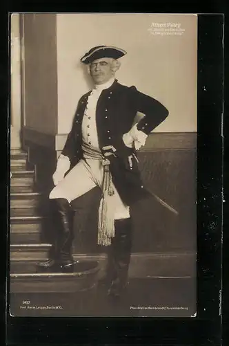 AK Schauspieler Albert Patry in Uniform an einer Treppe