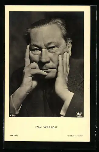 AK Schauspieler Paul Wegener mit beiden Händen im Gesicht