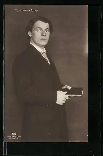 AK Schauspieler Alexander Moissi mit Buch in der Hand