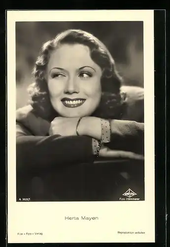 AK Schauspielerin Herta Mayen mit Lippenstift