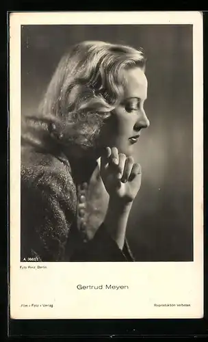 AK Schauspielerin Gertrud Meyen schaut bedrückt auf den Boden