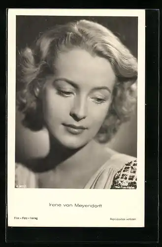 AK Schauspielerin Irene von Meyendorff mit einem sanften Lächeln