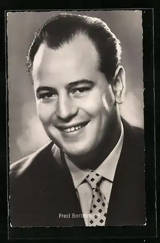 AK Schauspieler Fred Bertelmann mit einem charismatischen Lächeln