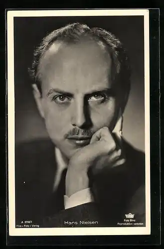 AK Schauspieler Hans Nielsen in der Denkerpose