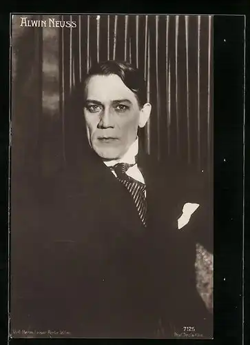 AK Schauspieler Alwin Neuss im schwarzen Anzug