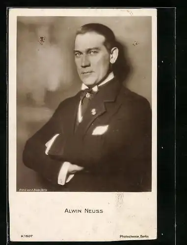 AK Schauspieler Alwin Neuss mit verschränkten Armen