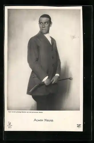 AK Schauspieler Alwin Neuss mit Peitsche in der Hand