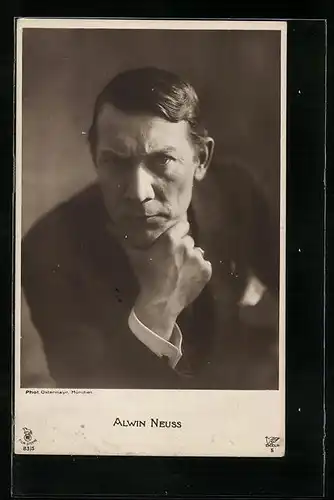 AK Schauspieler Alwin Neuss in der Denkerpose